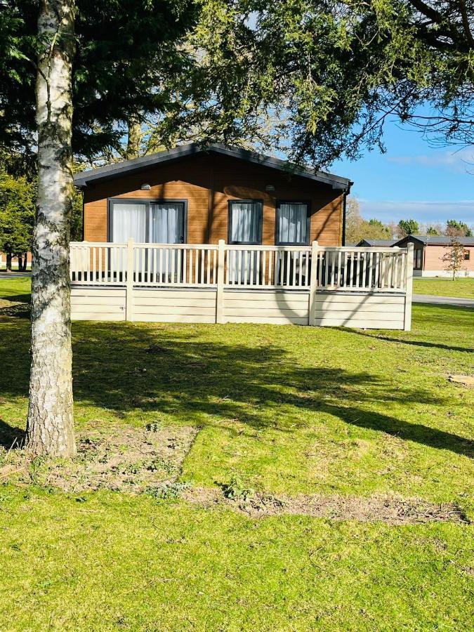 Lotus Lodge With Hot Tub York Exterior photo
